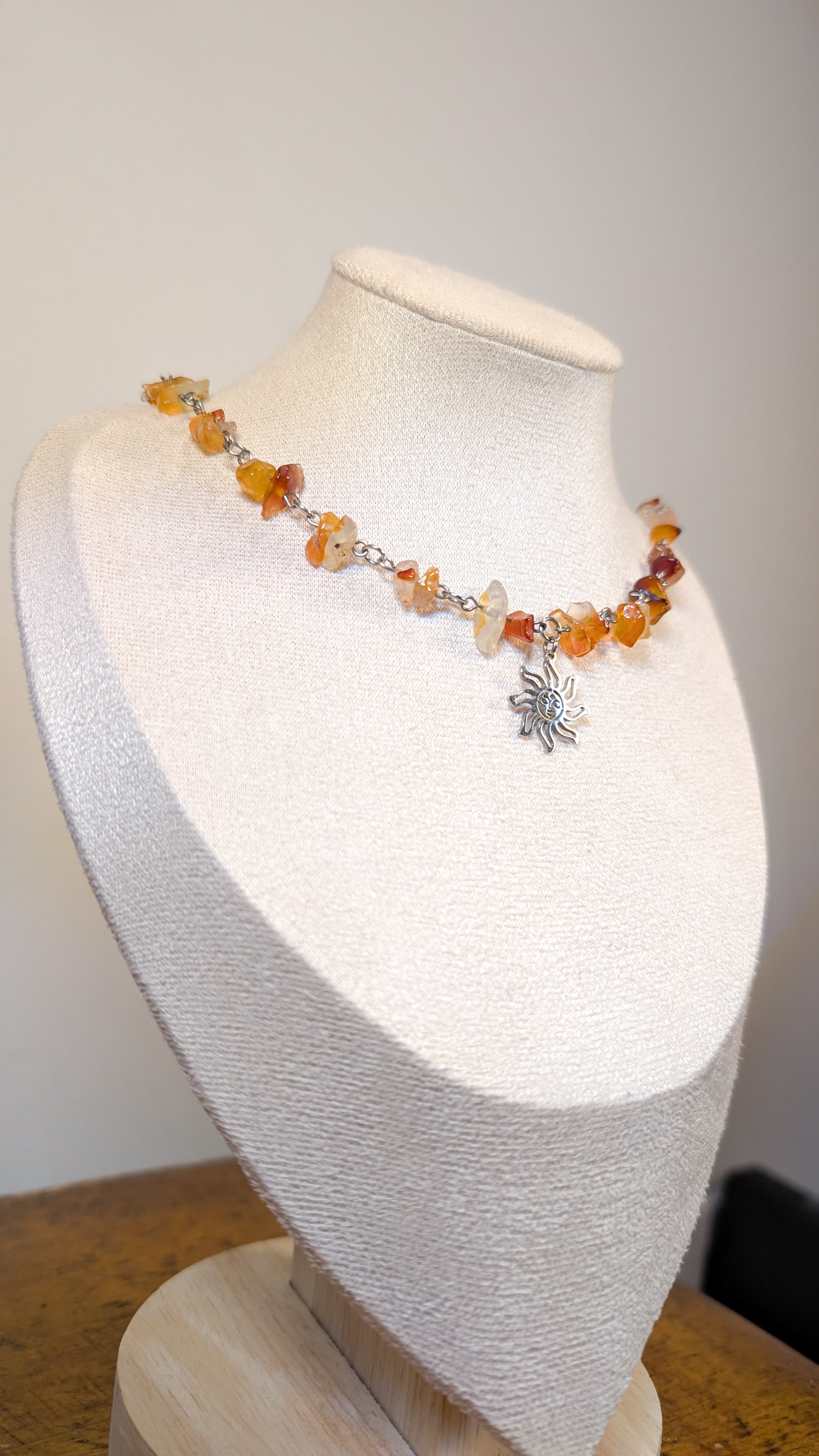 Collier le Soleil dans la Noirceur